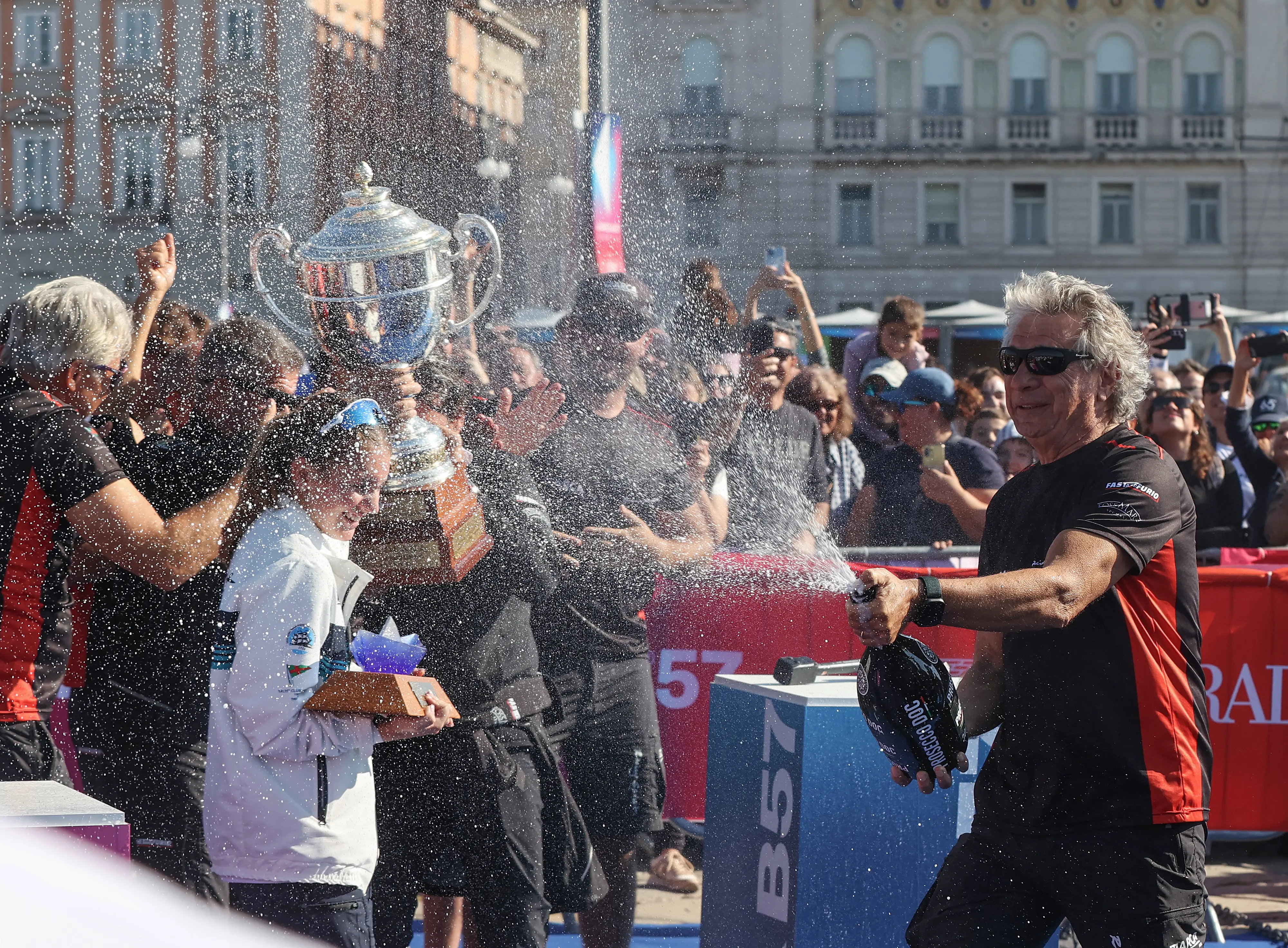 La coppa e un tuffo in mare con la figlia Marta, arrivata seconda. Così Furio Benussi festeggia con Arca Sgr la Barcolana 57 con cui ha suggellato la terza vittoria consecutiva. Al secondo posto, appunto, l'altra imbarcazione del team Benussi: Marta 07 con a bordo il fratello e la figlia di Furio, Gabriele e Marta. Terzo posto per Prosecco Doc Shockwave di Mitja Kosmina. Ecco le foto delle premiazioni di Andrea Lasorte