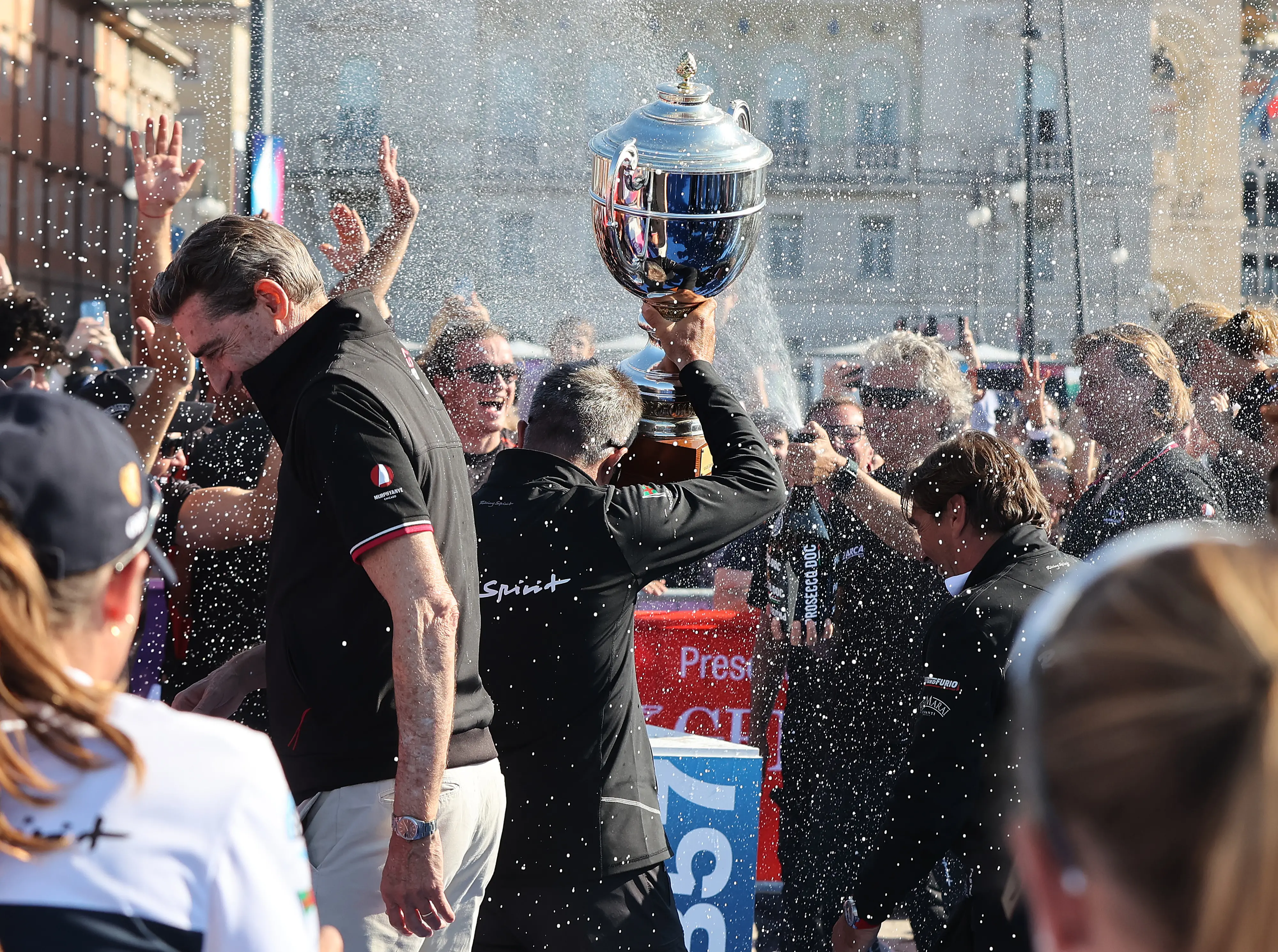 La coppa e un tuffo in mare con la figlia Marta, arrivata seconda. Così Furio Benussi festeggia con Arca Sgr la Barcolana 57 con cui ha suggellato la terza vittoria consecutiva. Al secondo posto, appunto, l'altra imbarcazione del team Benussi: Marta 07 con a bordo il fratello e la figlia di Furio, Gabriele e Marta. Terzo posto per Prosecco Doc Shockwave di Mitja Kosmina. Ecco le foto delle premiazioni di Andrea Lasorte