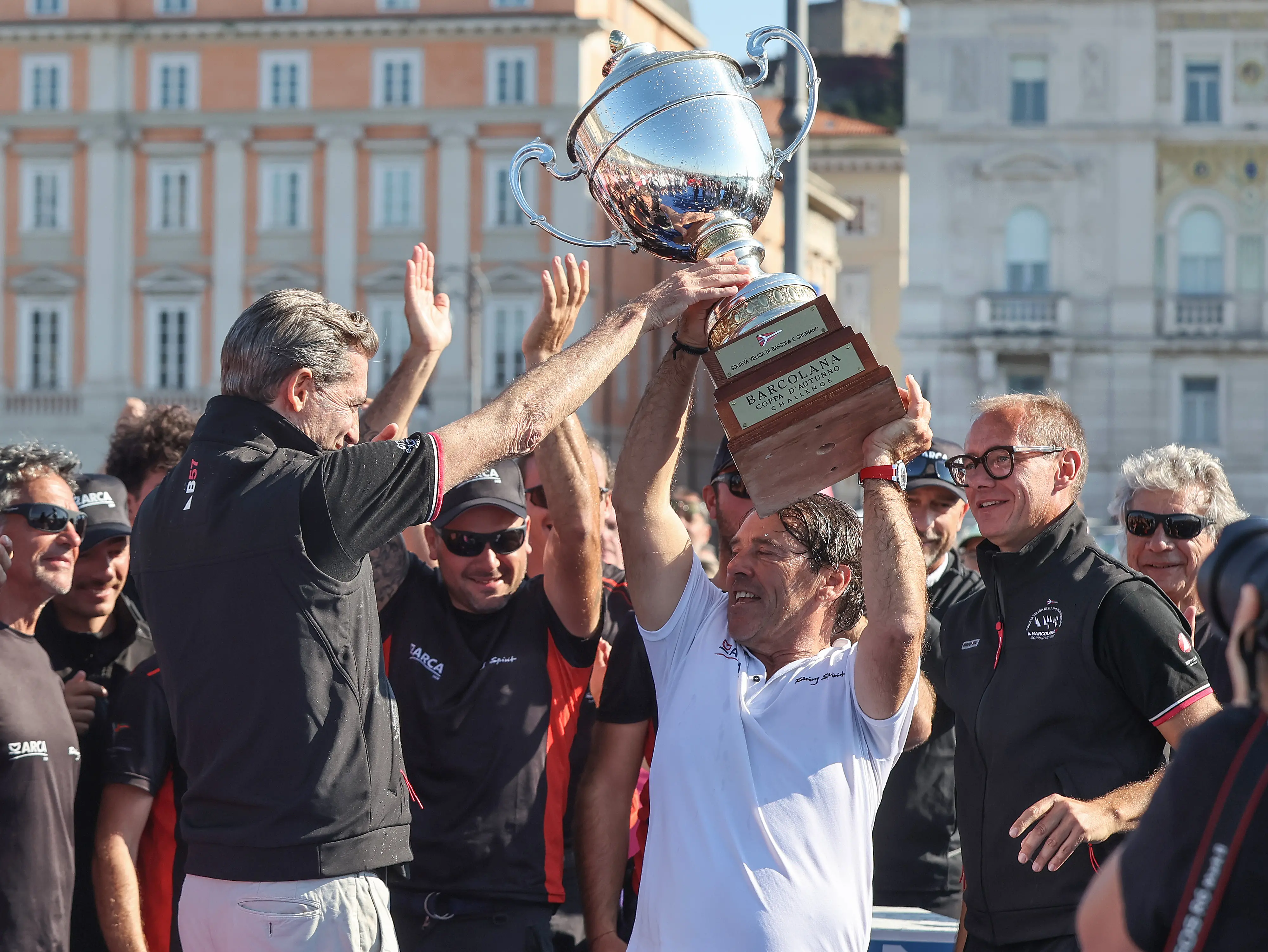La coppa e un tuffo in mare con la figlia Marta, arrivata seconda. Così Furio Benussi festeggia con Arca Sgr la Barcolana 57 con cui ha suggellato la terza vittoria consecutiva. Al secondo posto, appunto, l'altra imbarcazione del team Benussi: Marta 07 con a bordo il fratello e la figlia di Furio, Gabriele e Marta. Terzo posto per Prosecco Doc Shockwave di Mitja Kosmina. Ecco le foto delle premiazioni di Andrea Lasorte