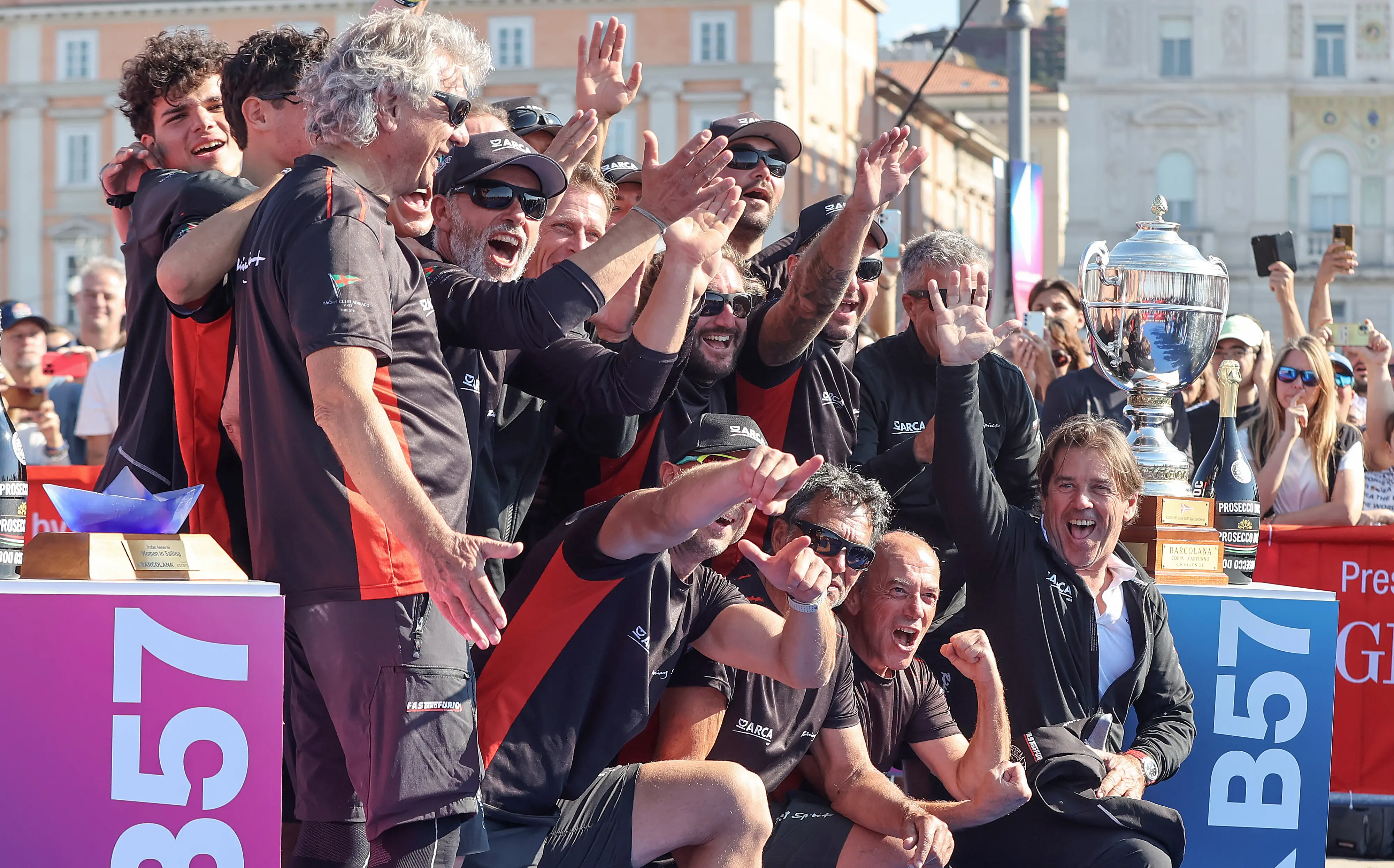 La coppa e un tuffo in mare con la figlia Marta, arrivata seconda. Così Furio Benussi festeggia con Arca Sgr la Barcolana 57 con cui ha suggellato la terza vittoria consecutiva. Al secondo posto, appunto, l'altra imbarcazione del team Benussi: Marta 07 con a bordo il fratello e la figlia di Furio, Gabriele e Marta. Terzo posto per Prosecco Doc Shockwave di Mitja Kosmina. Ecco le foto delle premiazioni di Andrea Lasorte