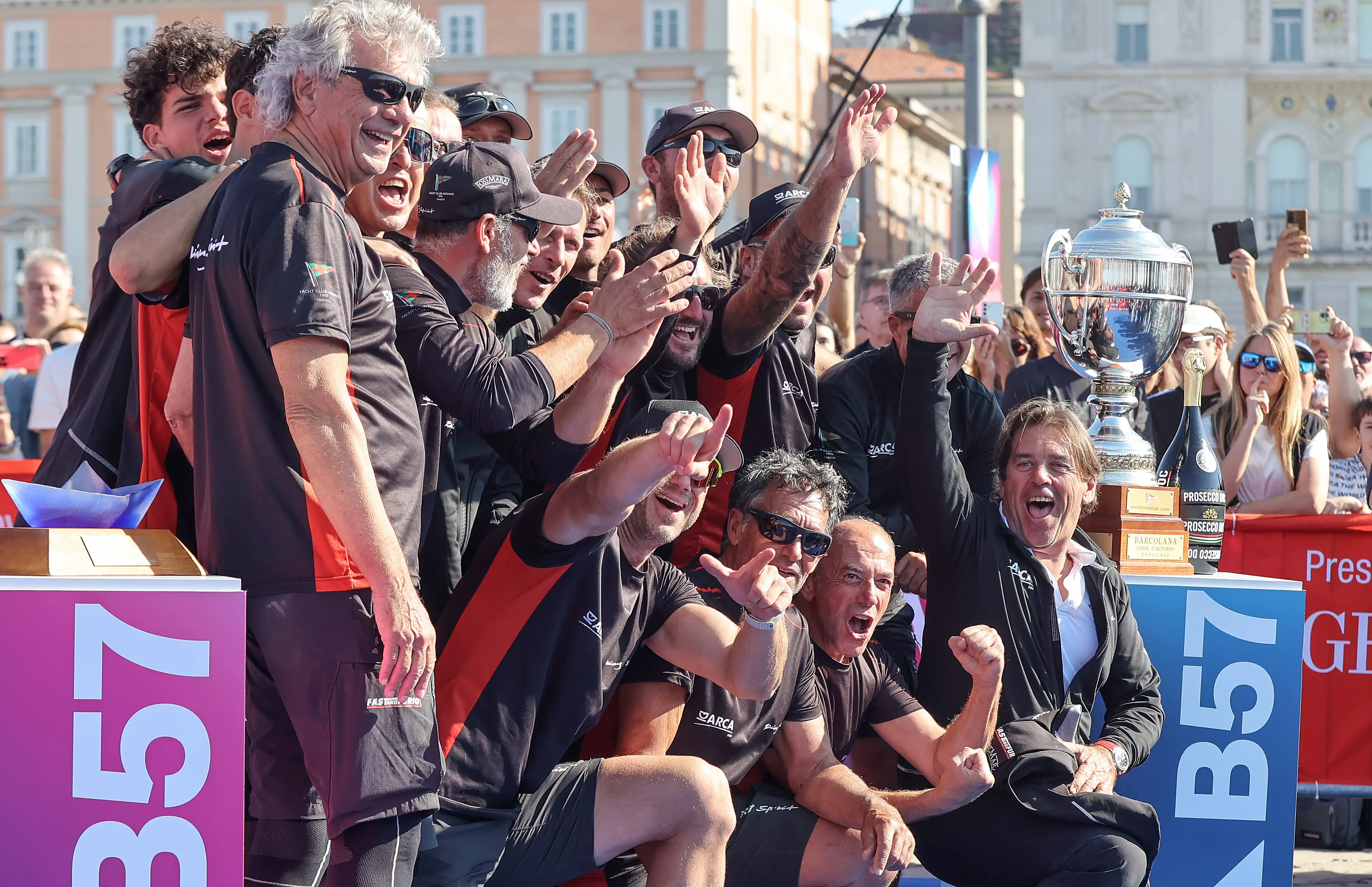 La coppa e un tuffo in mare con la figlia Marta, arrivata seconda. Così Furio Benussi festeggia con Arca Sgr la Barcolana 57 con cui ha suggellato la terza vittoria consecutiva. Al secondo posto, appunto, l'altra imbarcazione del team Benussi: Marta 07 con a bordo il fratello e la figlia di Furio, Gabriele e Marta. Terzo posto per Prosecco Doc Shockwave di Mitja Kosmina. Ecco le foto delle premiazioni di Andrea Lasorte