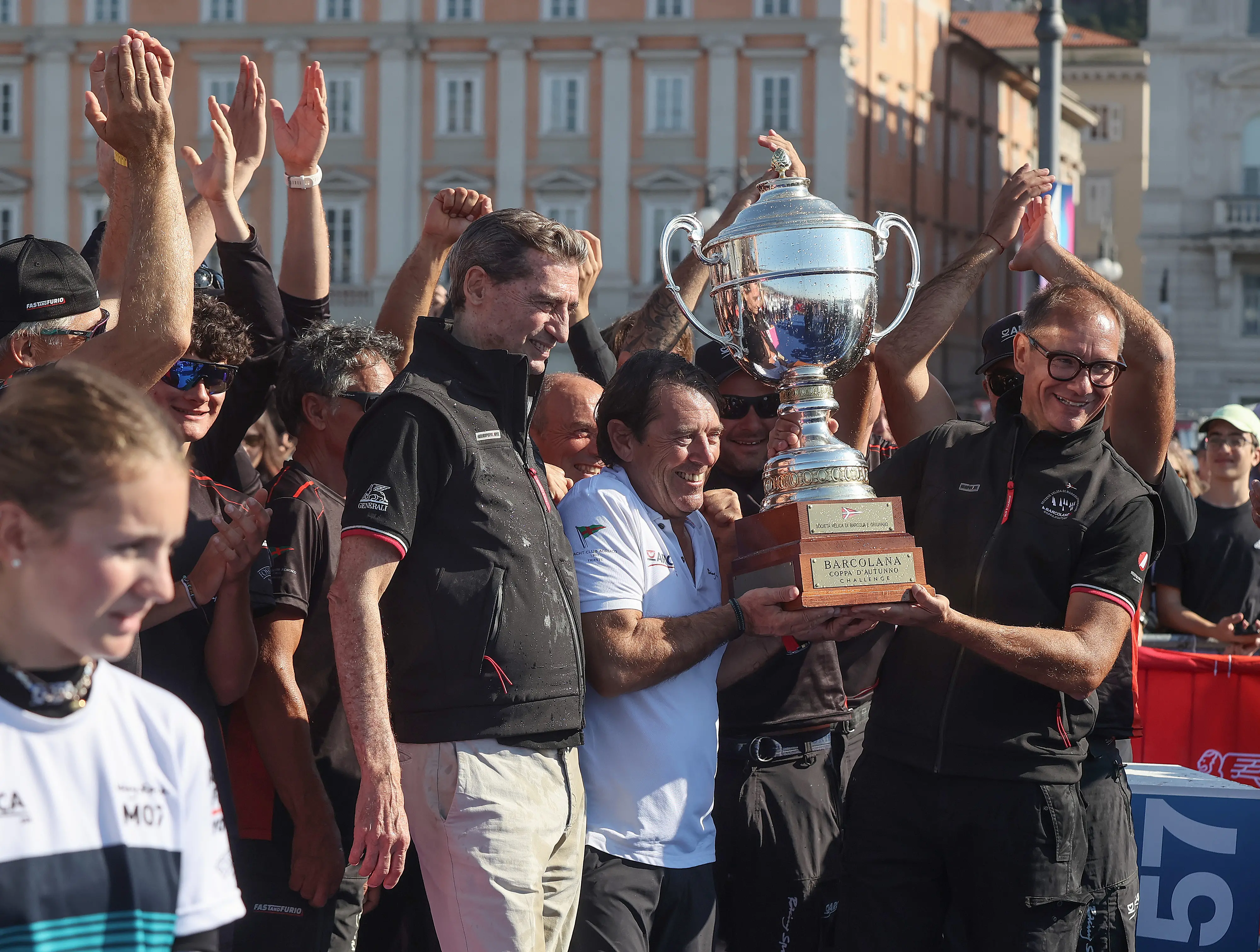 La coppa e un tuffo in mare con la figlia Marta, arrivata seconda. Così Furio Benussi festeggia con Arca Sgr la Barcolana 57 con cui ha suggellato la terza vittoria consecutiva. Al secondo posto, appunto, l'altra imbarcazione del team Benussi: Marta 07 con a bordo il fratello e la figlia di Furio, Gabriele e Marta. Terzo posto per Prosecco Doc Shockwave di Mitja Kosmina. Ecco le foto delle premiazioni di Andrea Lasorte