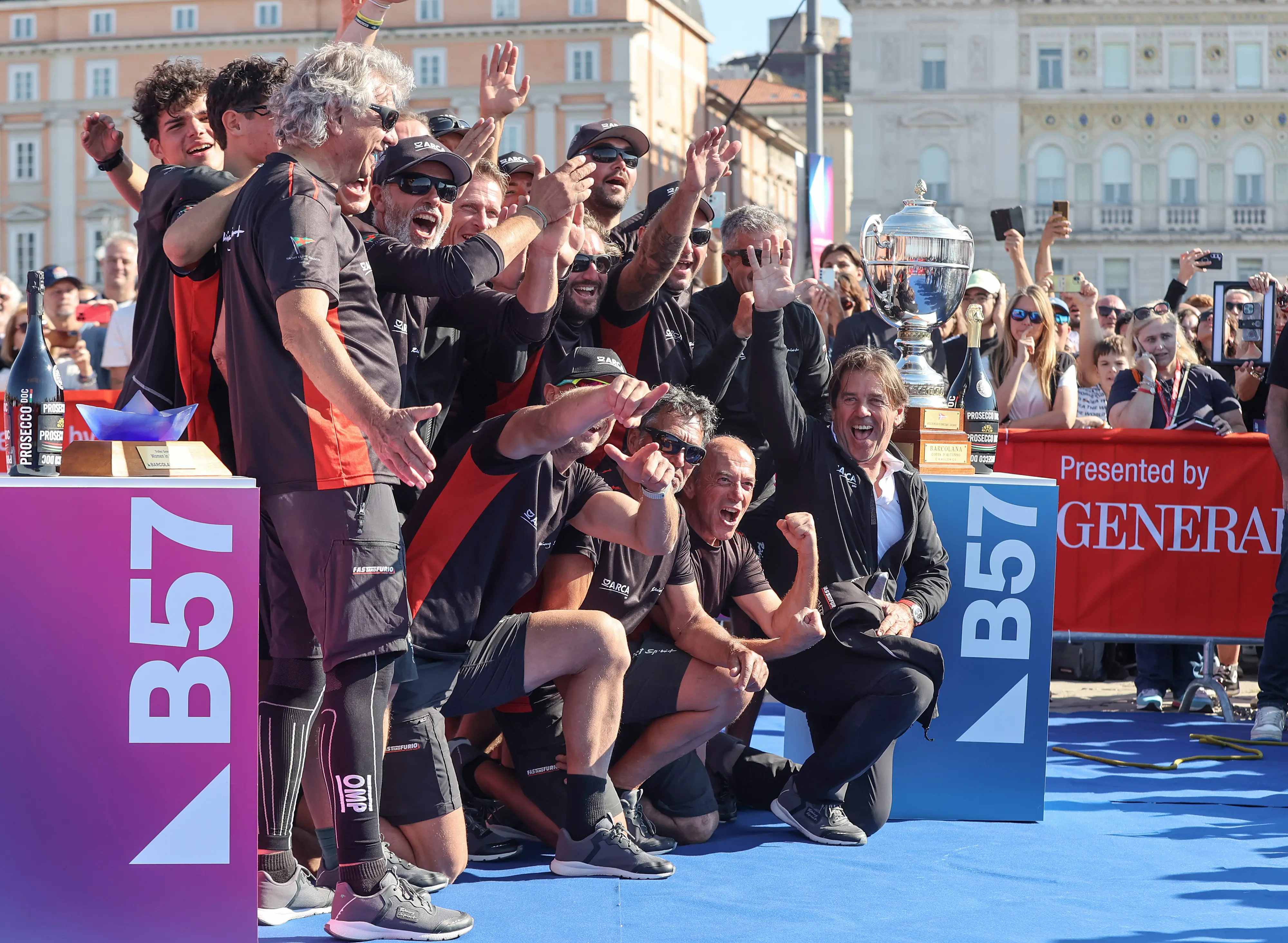 La coppa e un tuffo in mare con la figlia Marta, arrivata seconda. Così Furio Benussi festeggia con Arca Sgr la Barcolana 57 con cui ha suggellato la terza vittoria consecutiva. Al secondo posto, appunto, l'altra imbarcazione del team Benussi: Marta 07 con a bordo il fratello e la figlia di Furio, Gabriele e Marta. Terzo posto per Prosecco Doc Shockwave di Mitja Kosmina. Ecco le foto delle premiazioni di Andrea Lasorte