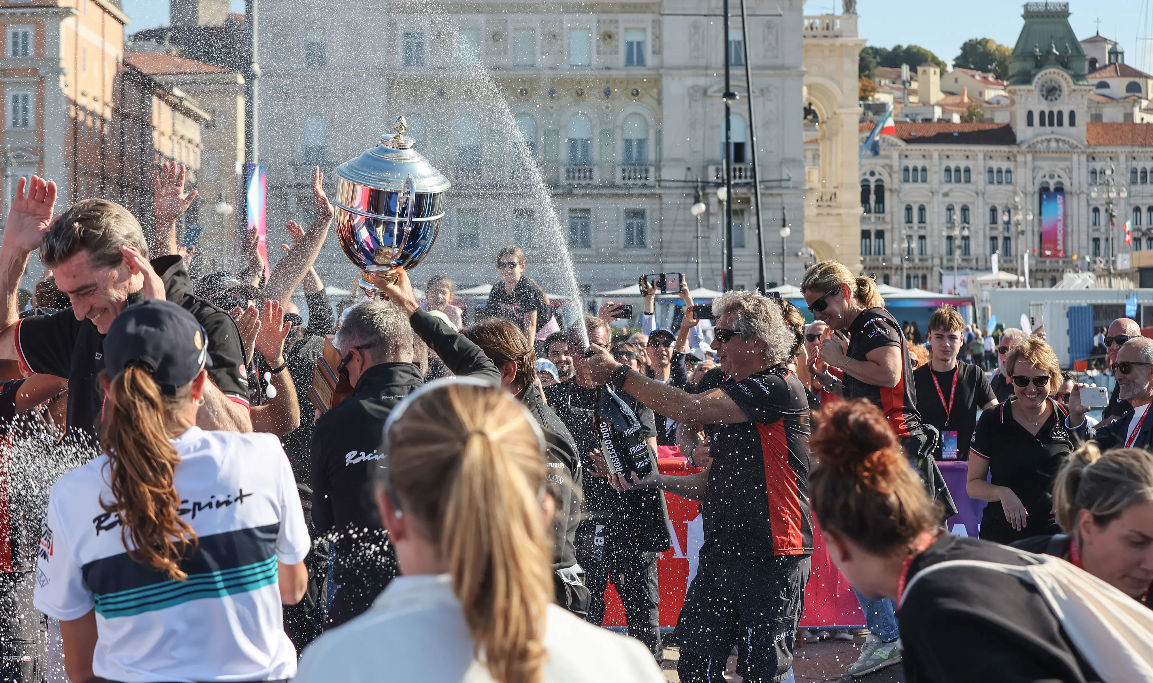 La coppa e un tuffo in mare con la figlia Marta, arrivata seconda. Così Furio Benussi festeggia con Arca Sgr la Barcolana 57 con cui ha suggellato la terza vittoria consecutiva. Al secondo posto, appunto, l'altra imbarcazione del team Benussi: Marta 07 con a bordo il fratello e la figlia di Furio, Gabriele e Marta. Terzo posto per Prosecco Doc Shockwave di Mitja Kosmina. Ecco le foto delle premiazioni di Andrea Lasorte