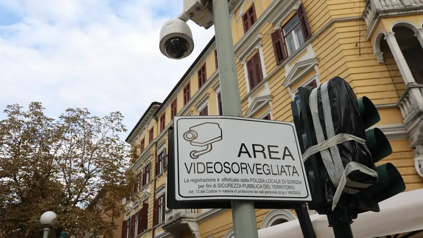 L’impianto di videosorveglianza installato in corso Italia davanti al caffè Garibaldi.