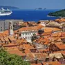 Una nave da crociera davanti a Ragusa