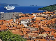 Una nave da crociera davanti a Ragusa