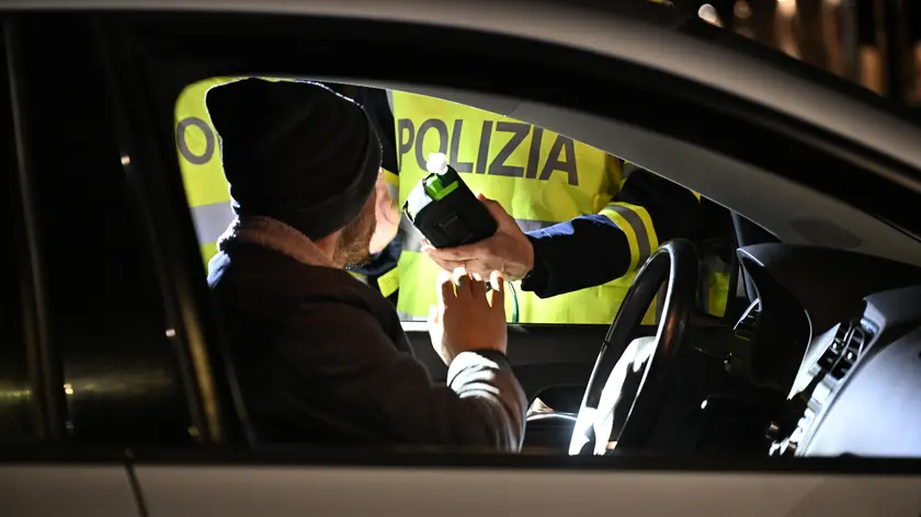 Un controllo con l'etilometro in una foto di archivio