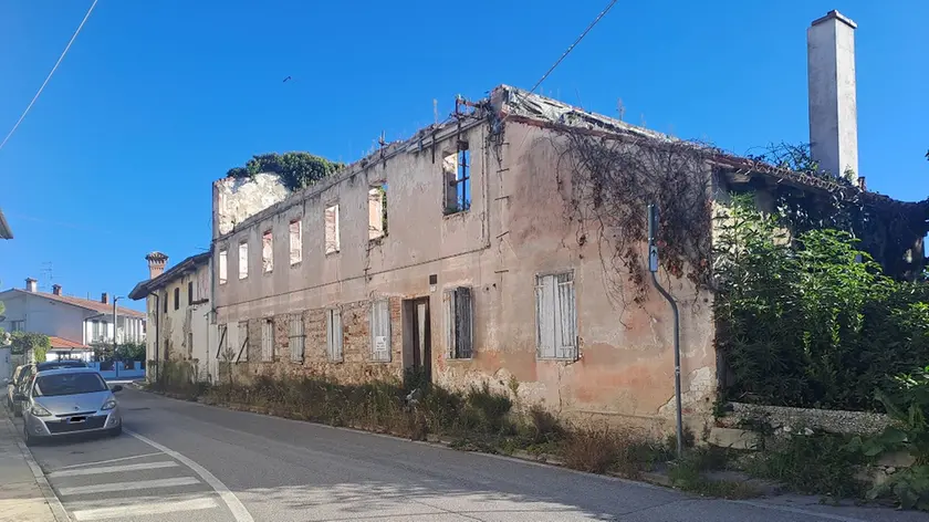 L’immobile fatiscente e a rischio crollo di via Madonna del Piano a Villesse