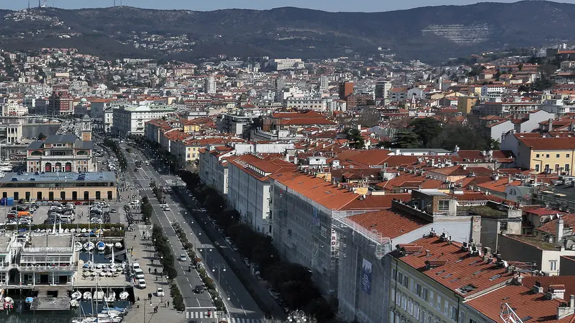 Una panoramica sulle Rive e il centro di Trieste (foto archivio Lasorte)