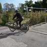 Detriti dopo la demolizione dell’ex prigione e ciclisti in movimento