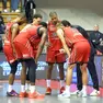 I giocatori biancorossi a colloquio con il loro coach Israel Gonzalez foto Bruni