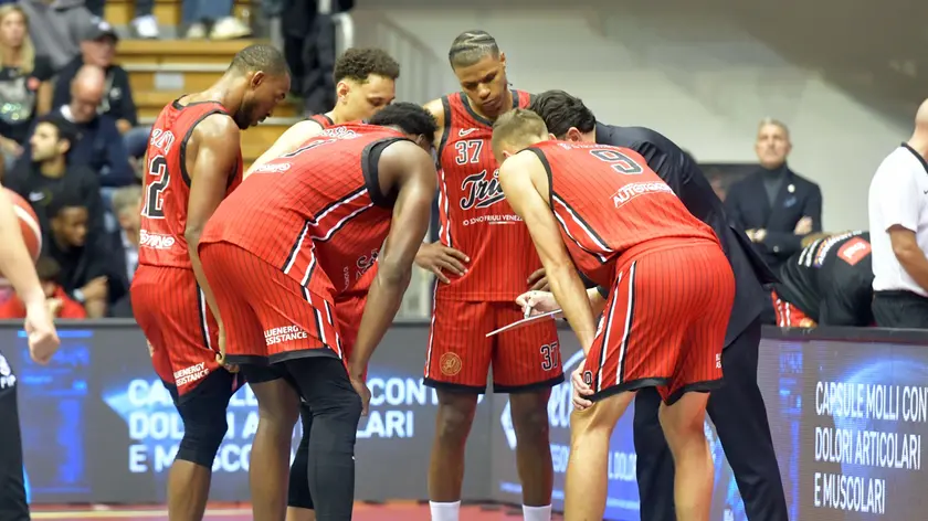 I giocatori biancorossi a colloquio con il loro coach Israel Gonzalez foto Bruni