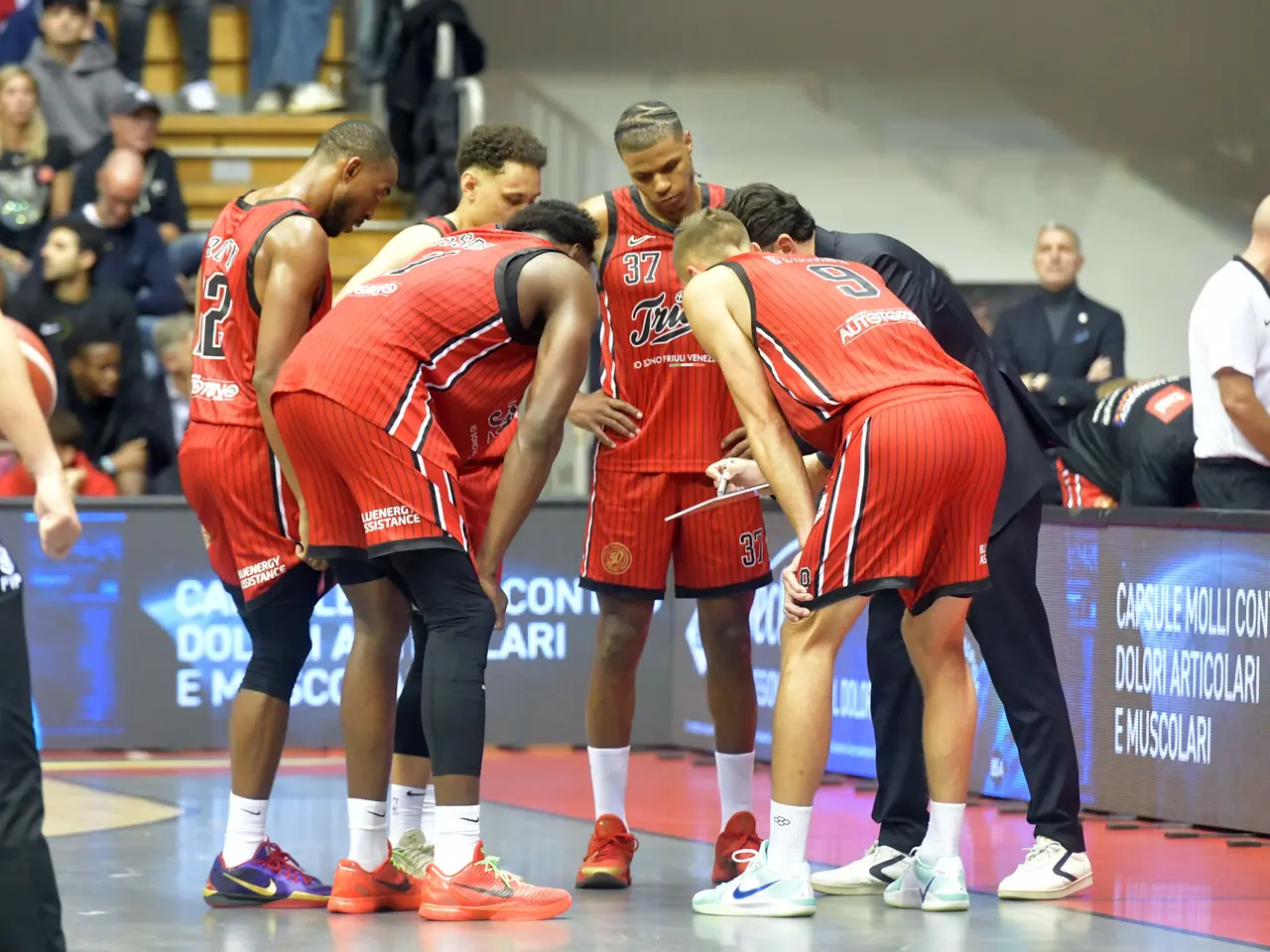 I giocatori biancorossi a colloquio con il loro coach Israel Gonzalez foto Bruni