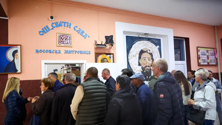 Elettori in attesa di poter esprimere il proprio voto in un seggio a Mitrovica nord. Foto EPA / GEORGI LICOVSKI