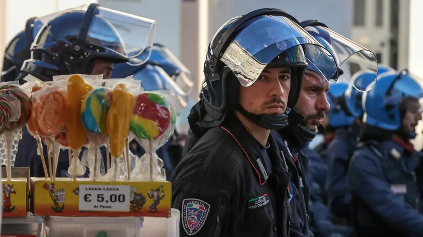Le forze dell'ordine schierate durante la manifestazione Pro Pal di domenica. Foto Lasorte
