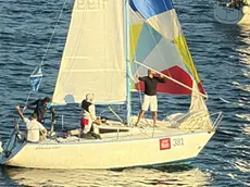 L’equipaggio di Blumarine armeggia col tangone, ma senza troppa fretta