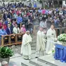 Il santuario di Monte Grisa gremito lunedì sera per l’incontro di preghiera per la pace. Foto Lasorte