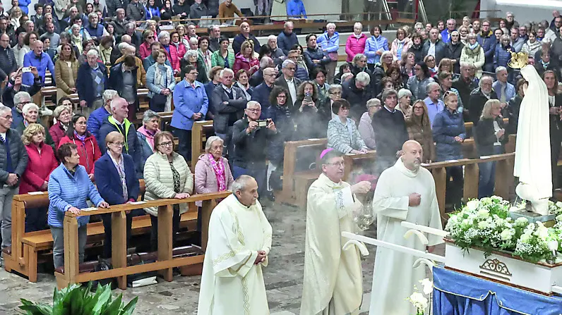 Il santuario di Monte Grisa gremito lunedì sera per l’incontro di preghiera per la pace. Foto Lasorte