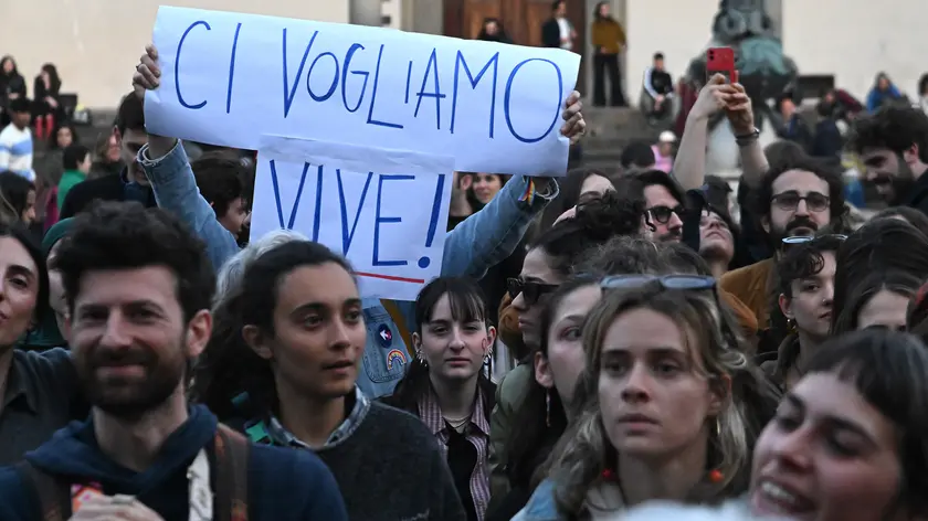 L'episodio sarebbe avvenuto alla presenza di alcune compagne di classe della tredicenne
