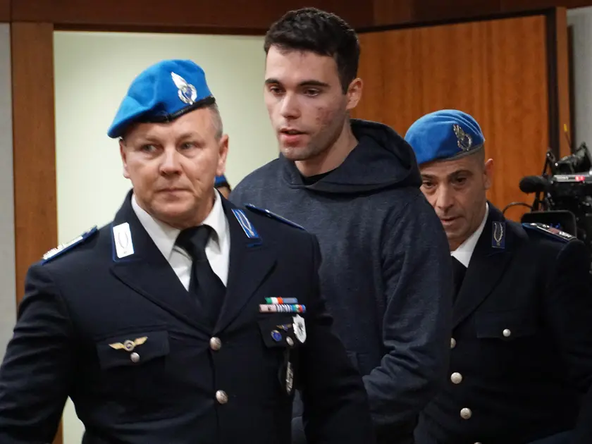 Filippo Turetta entra in aula della Corte di Assise