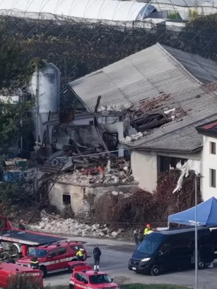 La casa colonica dell'esplosione vista dall'alto. A destra le bombole e a terra le dotazioni delle forze dell'ordine