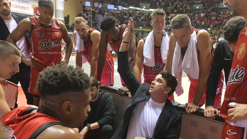 Coach Gonzalez durante un time-out (Foto Bruni)