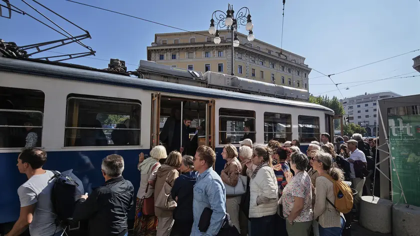 I turisti in attesa di salire sul Tram in piazza Dalmazia (Lasorte)