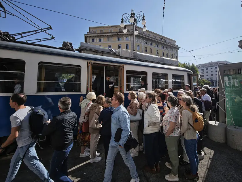 I turisti in attesa di salire sul Tram in piazza Dalmazia (Lasorte)