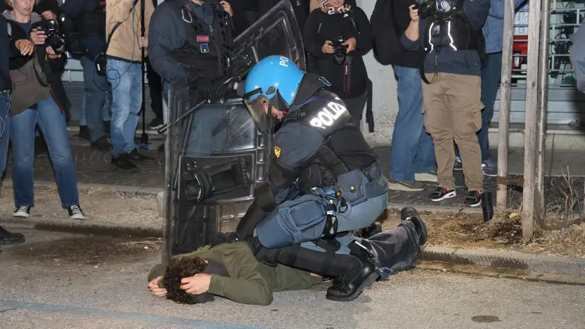 Un manifestante immobilizzato dalla polizia durante gli scontri a Udine (foto Petrussi)