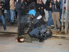 Un manifestante immobilizzato dalla polizia durante gli scontri a Udine (foto Petrussi)