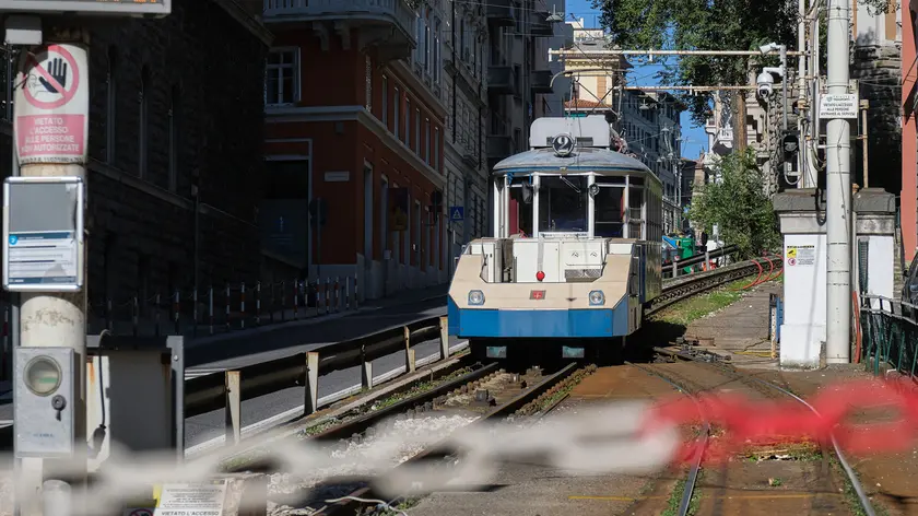Il Tram di Opicina fermo sopra piazza Casali dopo l’ennesimo guasto, questa volta alla funicolare foto Silvano