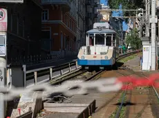 Il Tram di Opicina fermo sopra piazza Casali dopo l’ennesimo guasto, questa volta alla funicolare foto Silvano