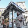 Arif, 26 anni, davanti alla sua edicola in piazza Goldoni che ha riaperto dopo un anno Foto Andrea Lasorte