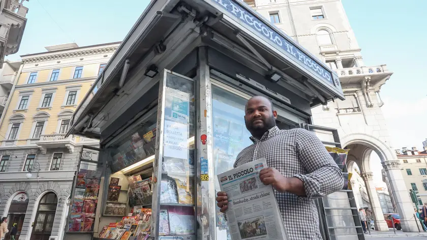 Arif, 26 anni, davanti alla sua edicola in piazza Goldoni che ha riaperto dopo un anno Foto Andrea Lasorte