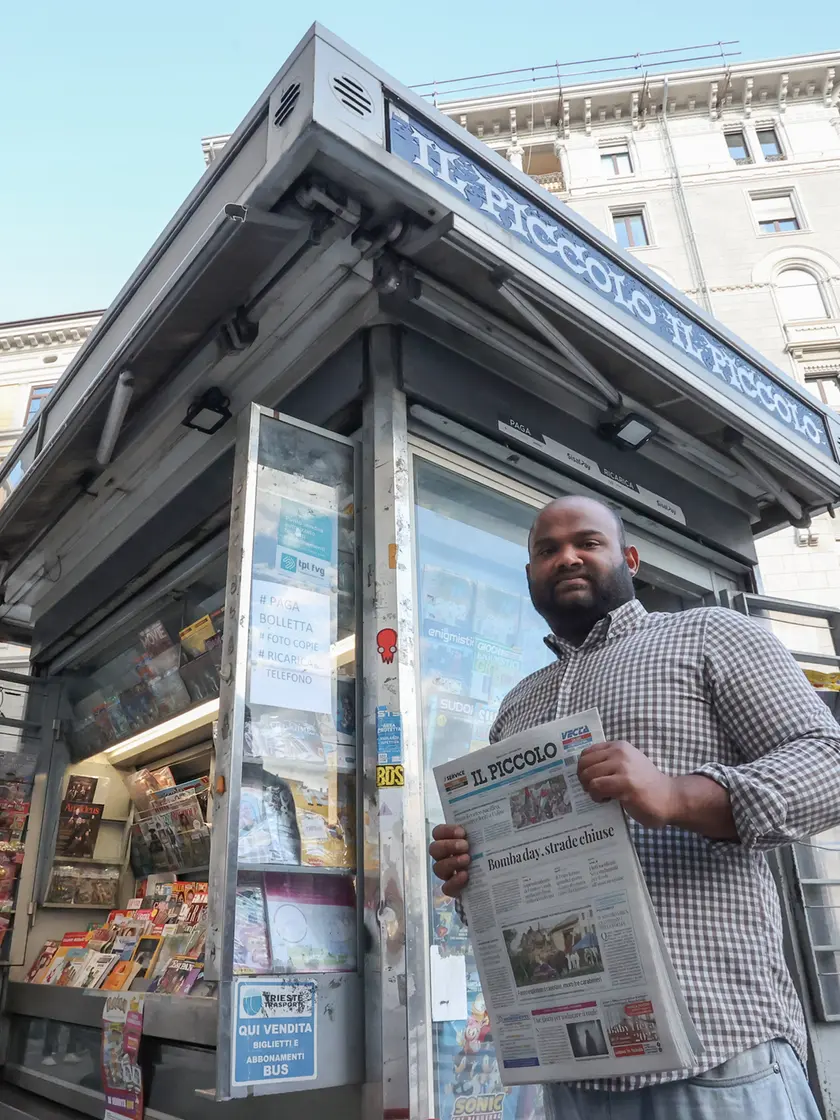 Arif, 26 anni, davanti alla sua edicola in piazza Goldoni che ha riaperto dopo un anno Foto Andrea Lasorte