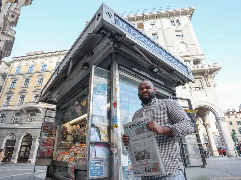Arif, 26 anni, davanti alla sua edicola in piazza Goldoni che ha riaperto dopo un anno Foto Andrea Lasorte