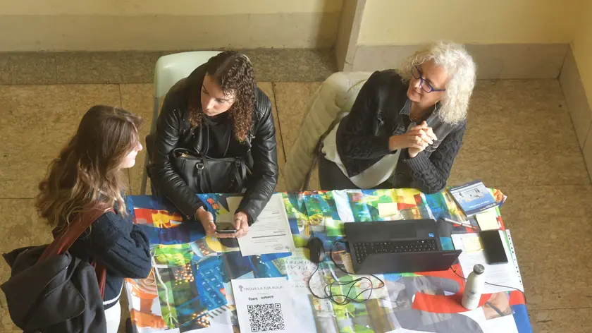 Il primo giorno di Porte aperte in piazza Europa con gli aspiranti universitari Foto Francesco Bruni