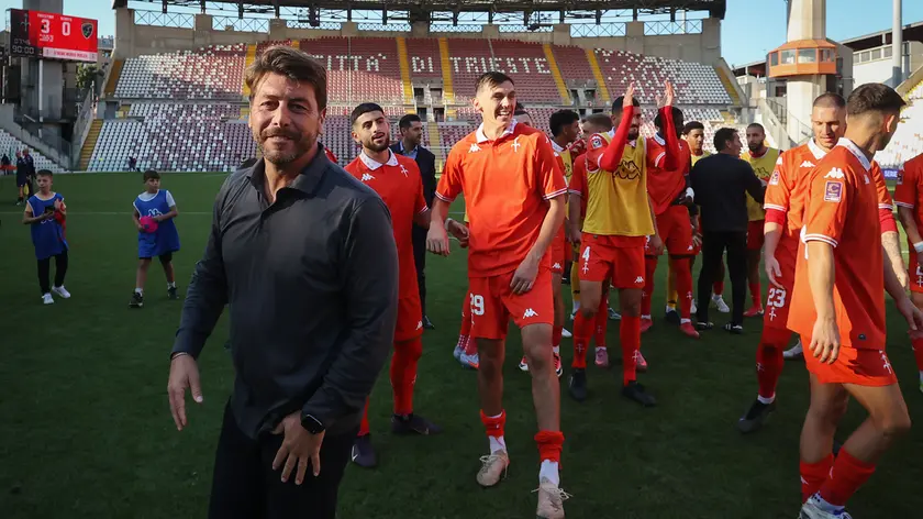 L'esultanza dei giocatori della Triestina sotto la Furlan dopo la vittoria sul Renate (Foto Lasorte)