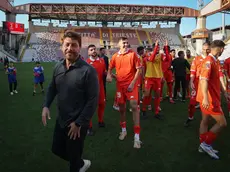 L'esultanza dei giocatori della Triestina sotto la Furlan dopo la vittoria sul Renate (Foto Lasorte)
