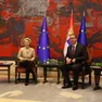 La presidente della Commissione europea, Ursula von der Leyen, assieme al presidente della Serbia, Aleksandar Vučić. FOTO EPA / ANDREJ CUKIC