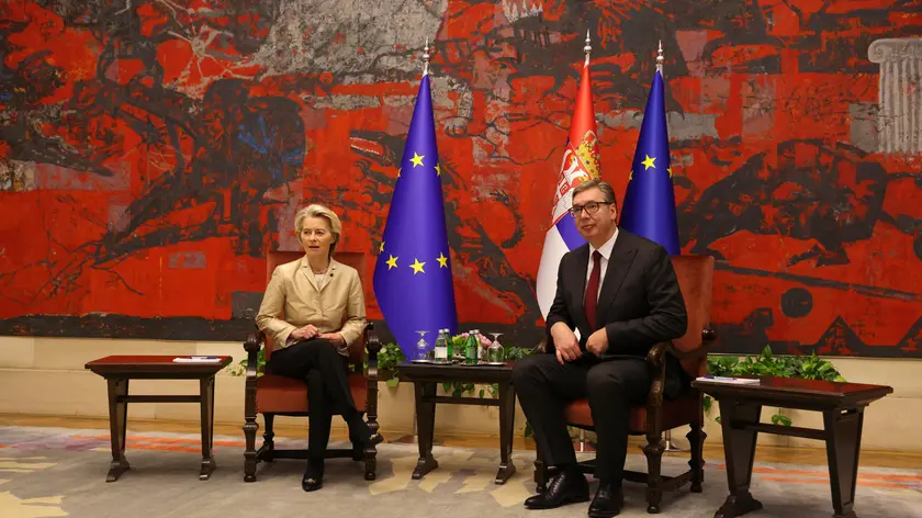La presidente della Commissione europea, Ursula von der Leyen, assieme al presidente della Serbia, Aleksandar Vučić. FOTO EPA / ANDREJ CUKIC