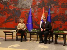 La presidente della Commissione europea, Ursula von der Leyen, assieme al presidente della Serbia, Aleksandar Vučić. FOTO EPA / ANDREJ CUKIC