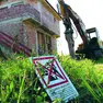 Un intervento di demolizione di una casa abusiva in Istria