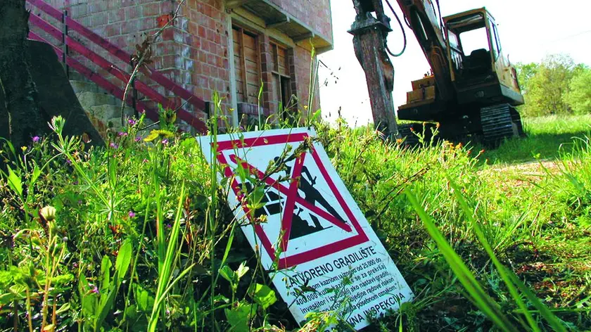 Un intervento di demolizione di una casa abusiva in Istria