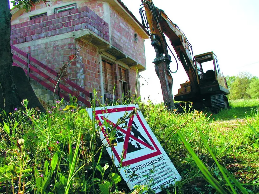 Un intervento di demolizione di una casa abusiva in Istria