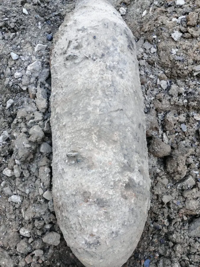 A sinistra San Vito e Campo Marzio (foto Silvano), a destra la bomba