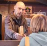 Riccardo Sorbo mentre serve una cliente in via Carducci (Silvano)