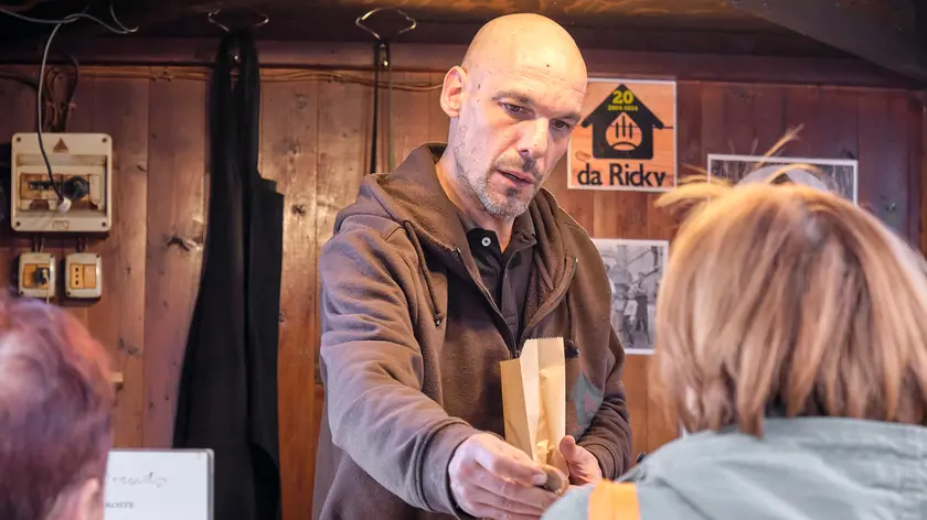Riccardo Sorbo mentre serve una cliente in via Carducci (Silvano)