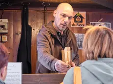 Riccardo Sorbo mentre serve una cliente in via Carducci (Silvano)
